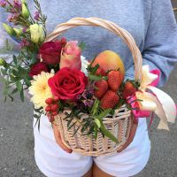 Подарочная корзиночка с манго и клубникой