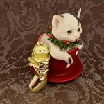 Брошь "Кошачий новогодний подарочек" (AJC США)