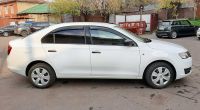 Skoda Rapid 2017 г. белого цвета -  вид справа