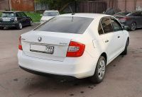 Skoda Rapid 2017 г. белого цвета -  вид сзади справа