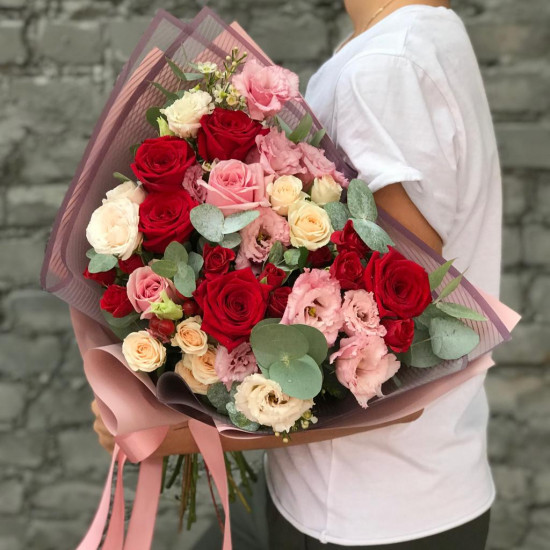 Сборный букет в красных тонах