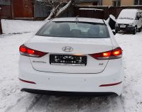 Вид сзади Hyundai Elantra 2018 г. белого цвета