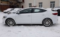 Hyundai Elantra 2018 г. белого цвета вид слева