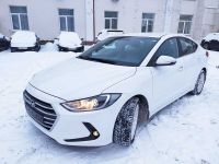 Hyundai Elantra 2018 г. белого цвета вид спереди слева