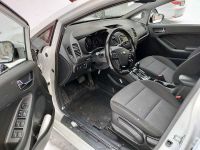 Kia Cerato 2018 г. Автомат (белый) - вид салона из открытой водительской двери