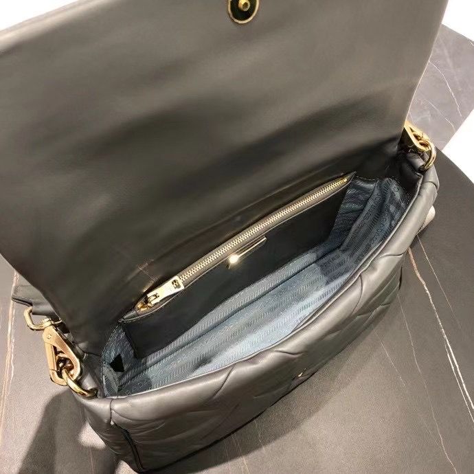 Prada 28 cm