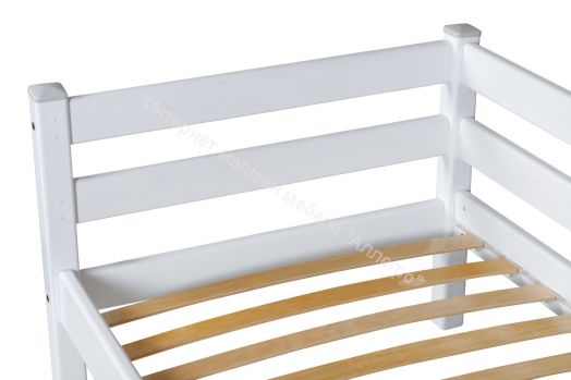 Вариант 7 Угловая кровать "Соня" Белая Массив сосны  с прямой лестницей