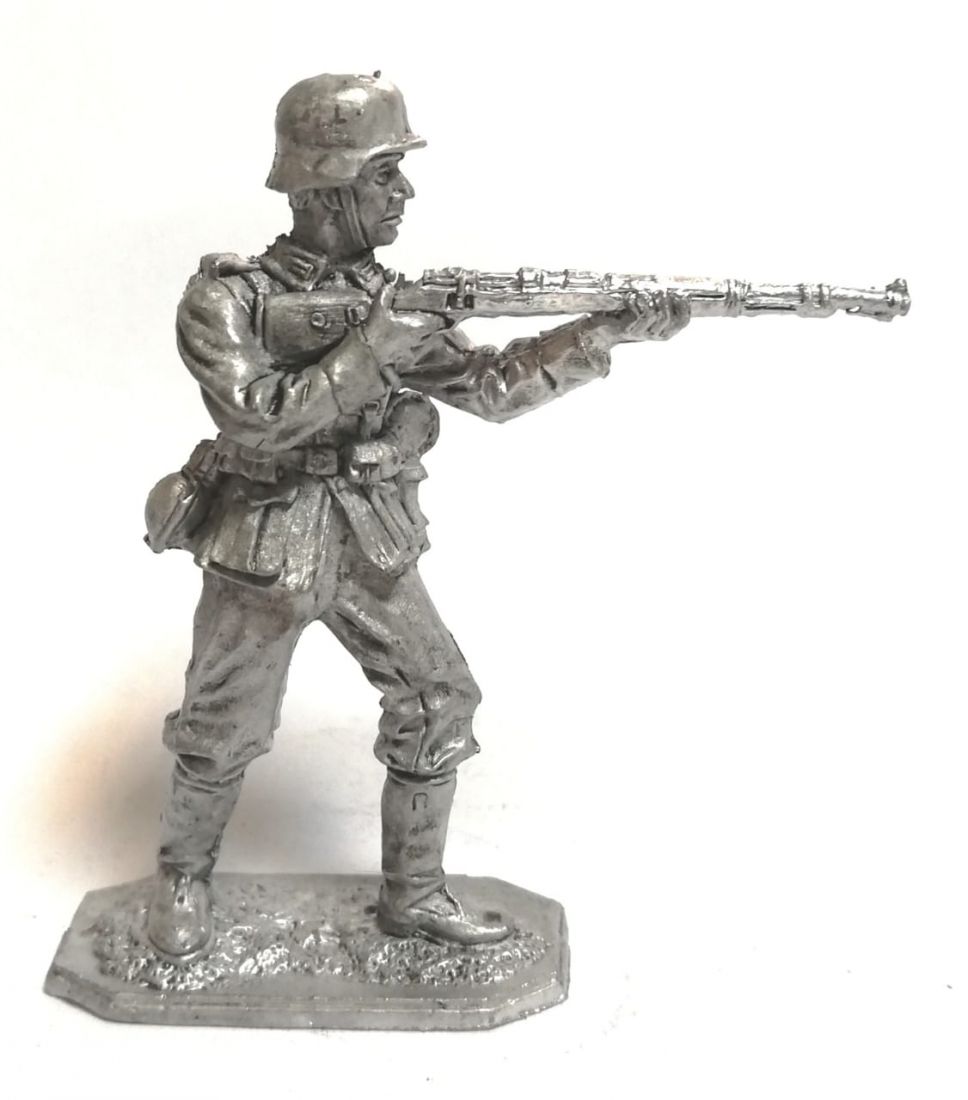 Фигурка немецкий солдат с карабином олово