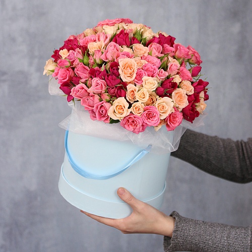 Пышные кустовые розы в шляпной коробке