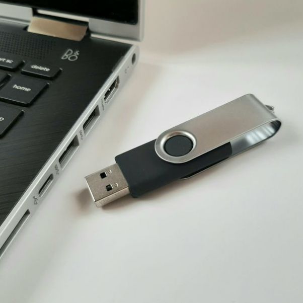 Флешки Twist 8 Gb черные