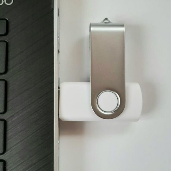 Флешки Twist 8 Gb белые