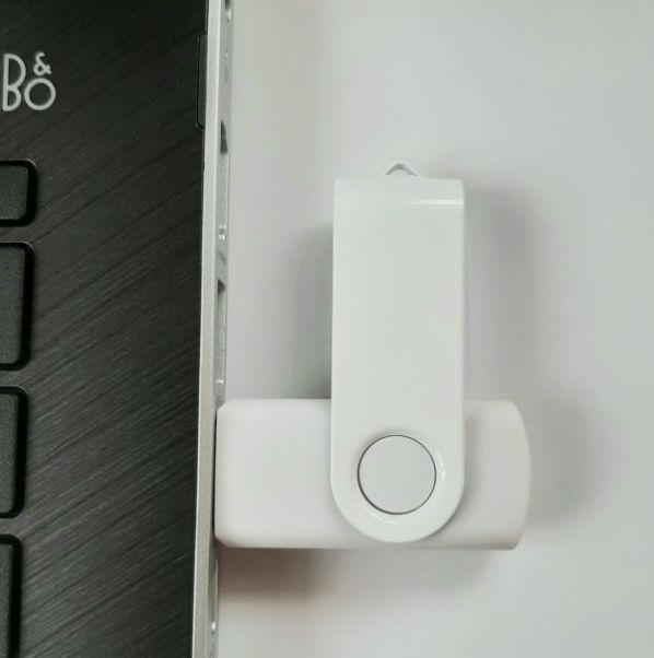 Флешки Twist Color 16 Gb белые
