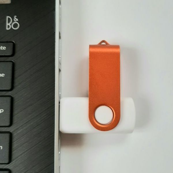 Флешки Twist Color белые с оранжевым 8-16-32 Gb