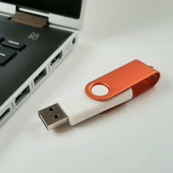 Флешки Twist Color белые с оранжевым 8-16-32 Gb