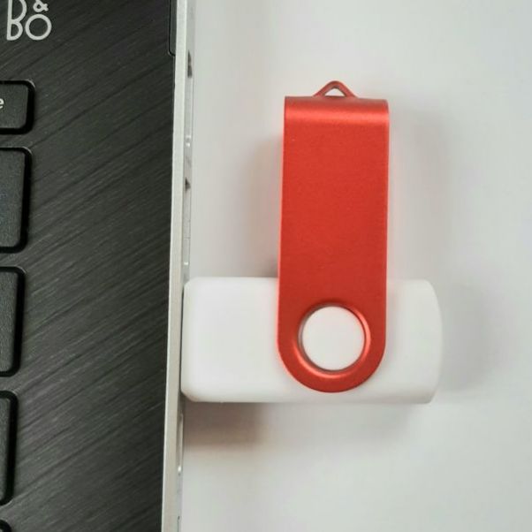 Флешка Twist Color белая с красным 8-16-32 Gb