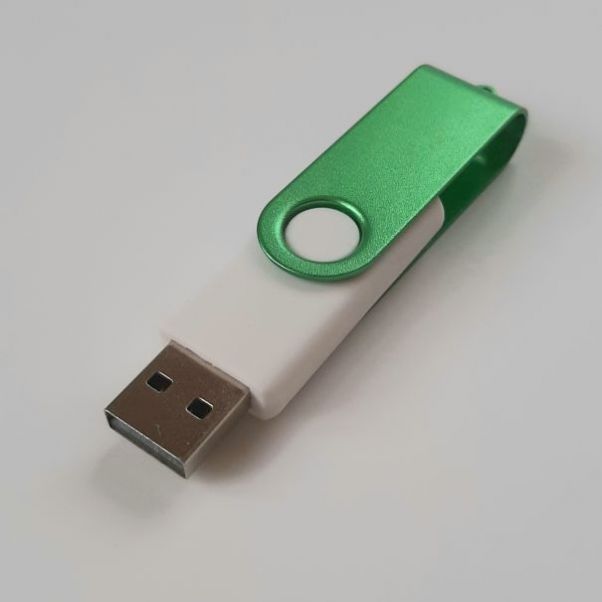 Флешки Twist Color белые с зеленым 8-16-32 Gb