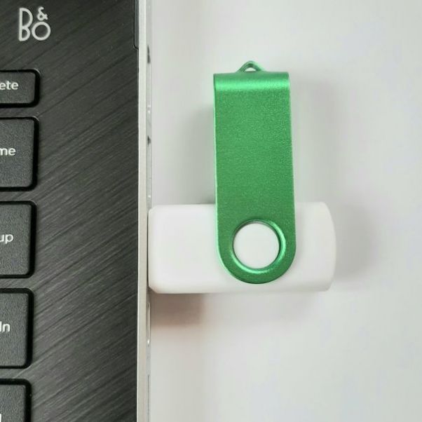 Флешки Twist Color белые с зеленым 8-16-32 Gb