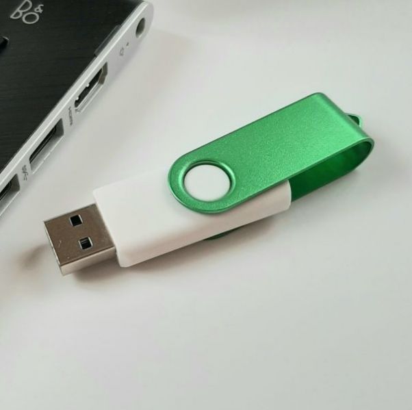 Флешки Twist Color белые с зеленым 8-16-32 Gb