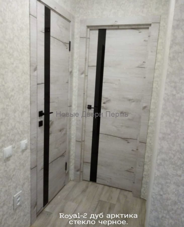 Royal-2 Дуб Арктика черное стекло