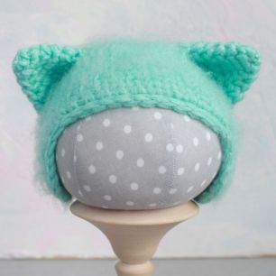 Вязаная шапочка для куклы Кошечка мятная