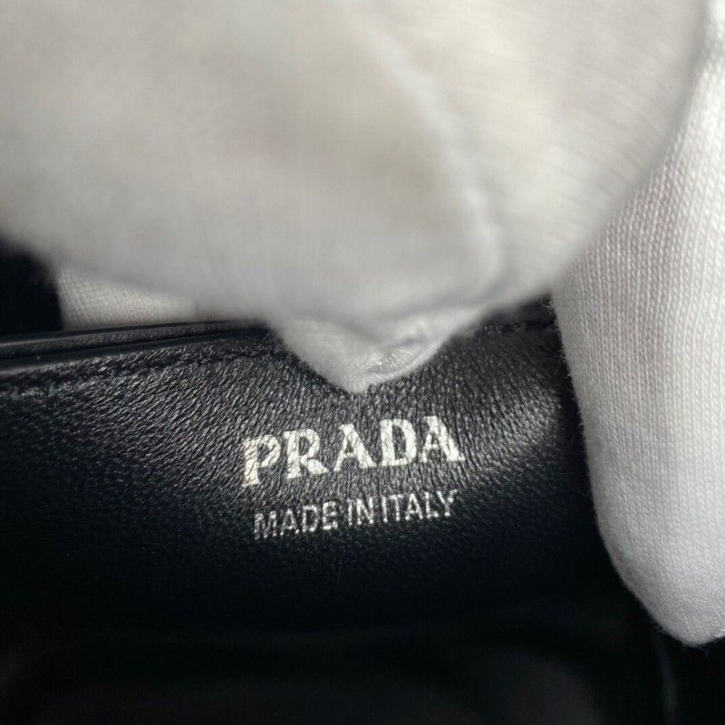 PRADA 21.5*20*12.5 cm