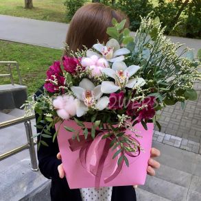 Композиция «Girls love flowers»