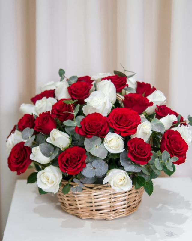 Корзина из 45  Роз 50см с эвкалиптом "Мечта"