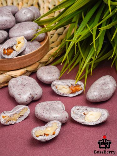 Грецкий орех в черничной йогуртовой глазури