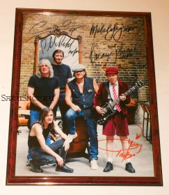 Автографы: AC/DC. Ангус Янг, Малколм Янг, Фил Радд, Клифф Уильямс, Брайан Джонс. Редкость