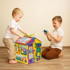 дети играют с бизибордом  Парковка