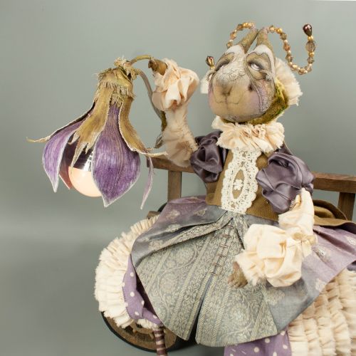 Светлячок (с цветком светильником в лапках). Цикл Муха Цокотуха (Анастасия Голенева)