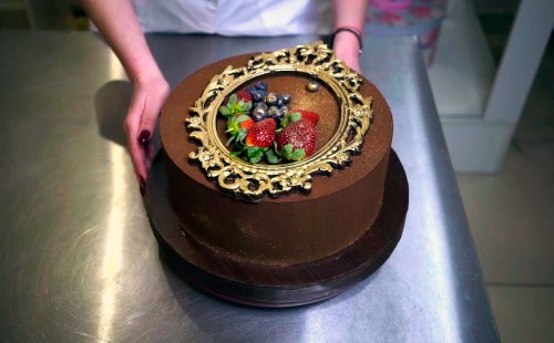 Выравнивание торта ганашем и покрытие шоколадным велюром(Gata Chocolata)