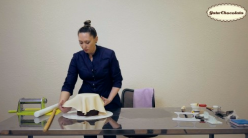 Обтяжка торта мастикой, декор: шелковый бант и винтажная брошь (Gata Chocolata)