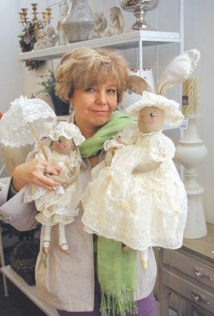 Куколка-брошка из минимума доступных материалов (Елена Войнатовская)