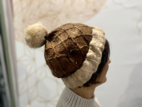 Эластичная шапка с отворотом и помпоном (Катя Ветрова)