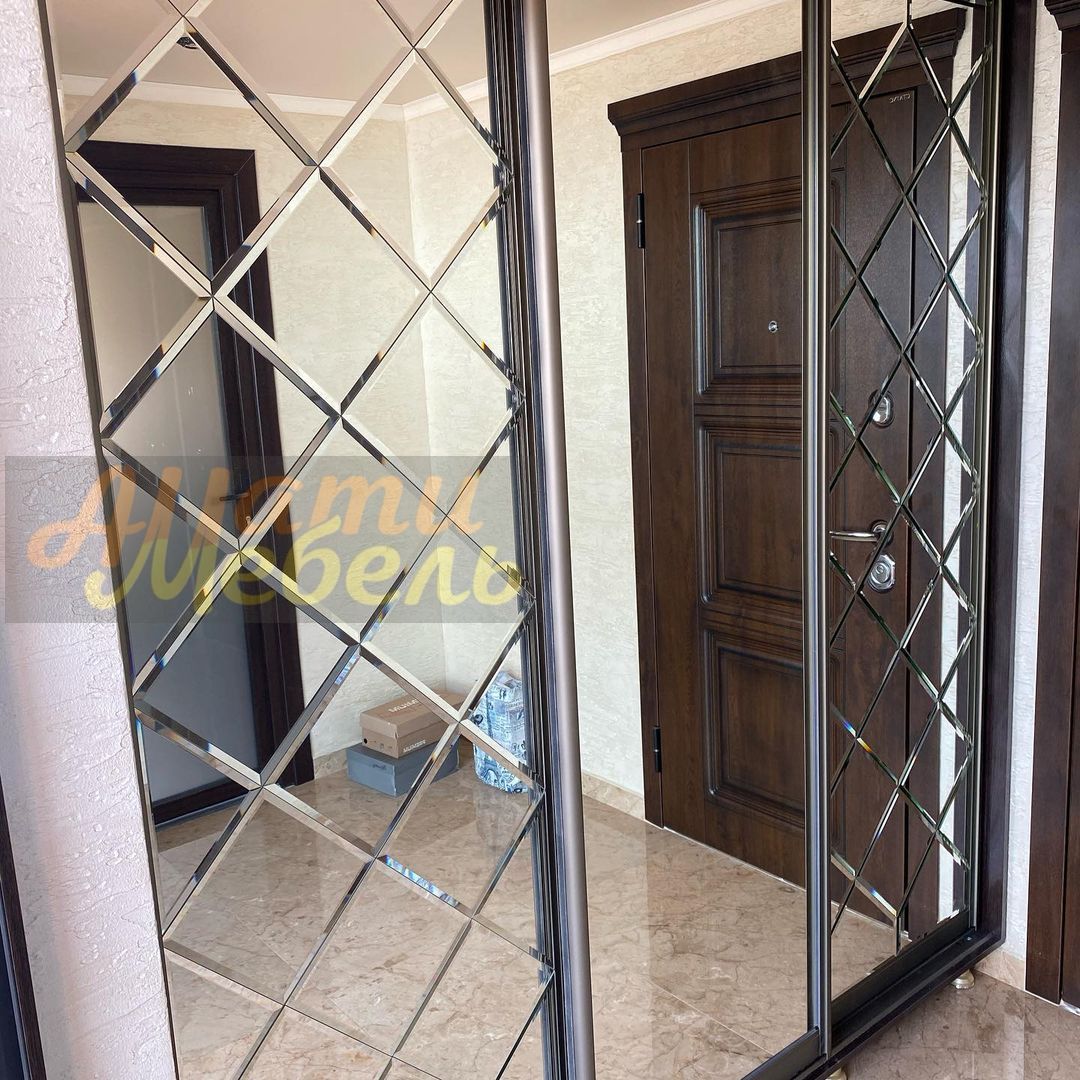 шкаф с резным зеркалом