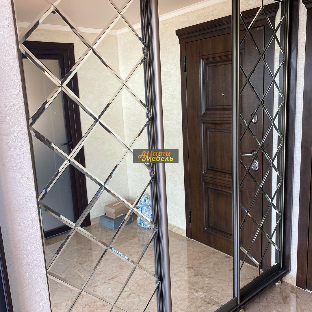 шкаф с резным зеркалом за 168334.76 ₽