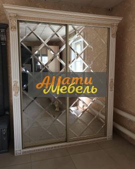 шкаф с резным зеркалом