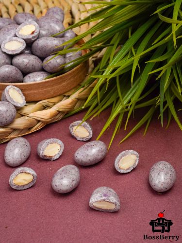 Миндаль в черничной йогуртовой глазури