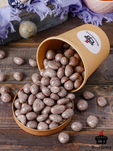 Клубника в черничной йогуртовой глазури