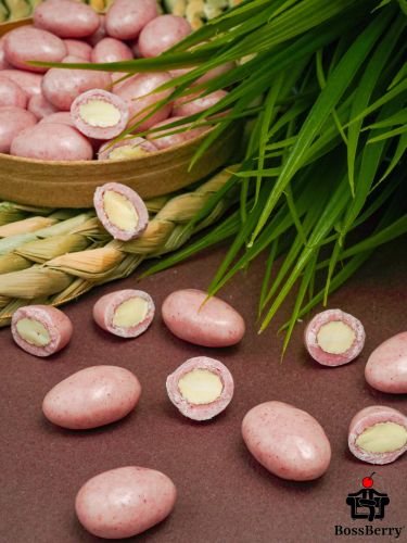 Миндаль в клубничной йогуртовой глазури