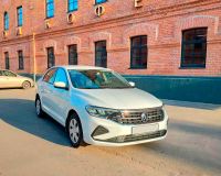 Вид спереди справа Volkswagen Polo 2021г. белого цвета