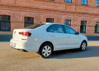 Вид сзади справа Volkswagen Polo 2021г. белого цвета