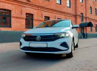 Фольксваген Поло 2021г. белого цвета вид спереди