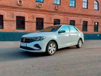 Фольксваген Поло 2021г. белого цвета вид спереди слева