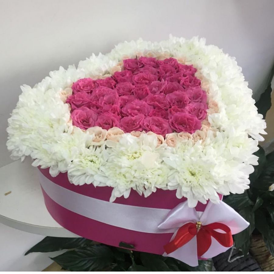 Сердце из роз и хризантемы