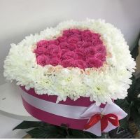 Сердце из роз и хризантемы