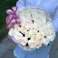 51 белая роза в корзине