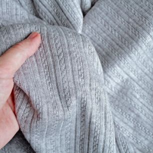 Лоскут трикотажной ткани - косичка узкая светло-серая 50х37 см