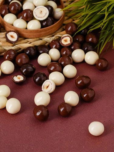 Фундук в шоколадной и йогуртовой глазури